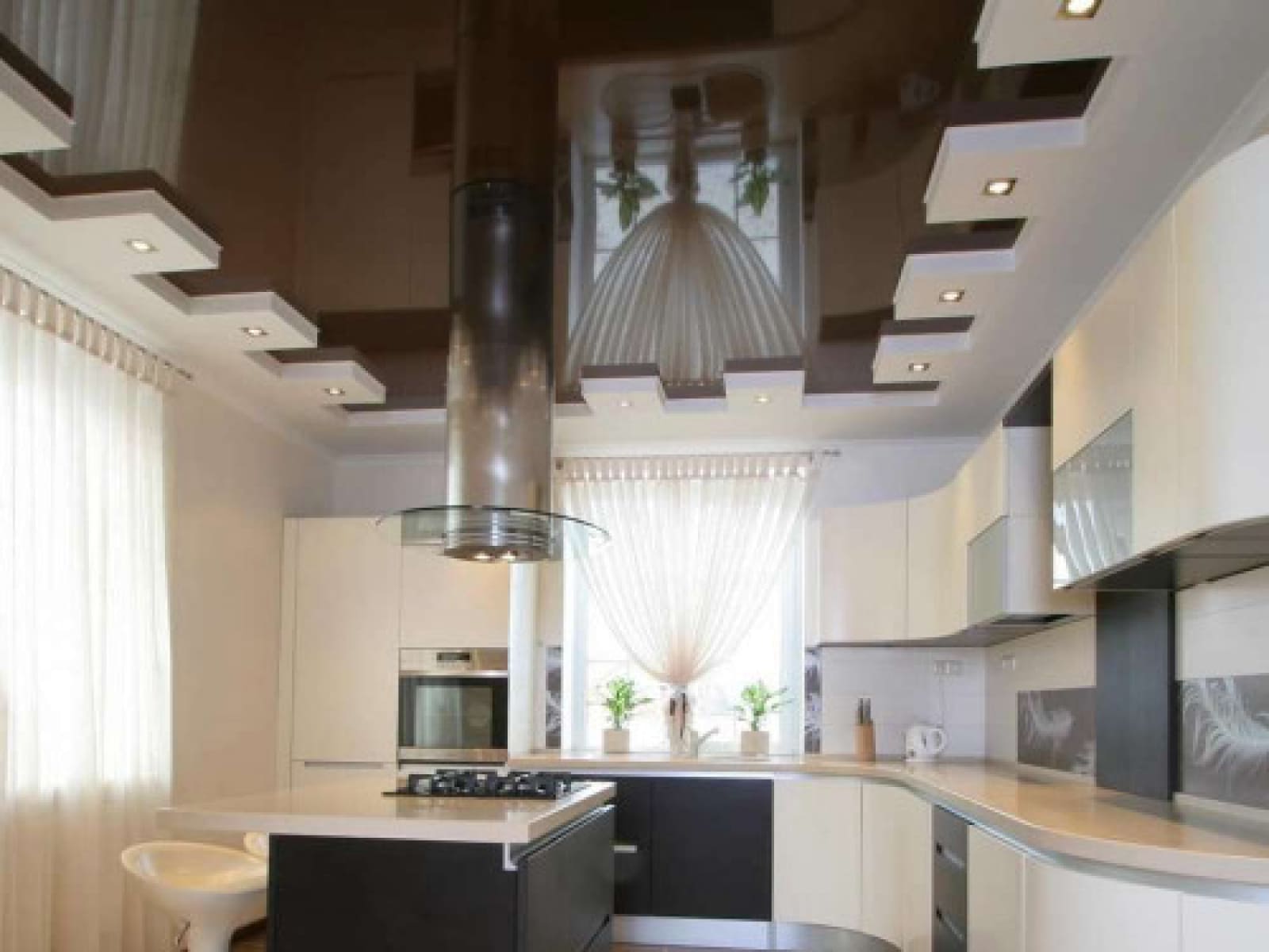 Какой лучше натяжной на кухне. Кухня в потолок. Натяжной потолок на кухне. Нстяжной потолркна кухне. Подвесной потолок на кухне.